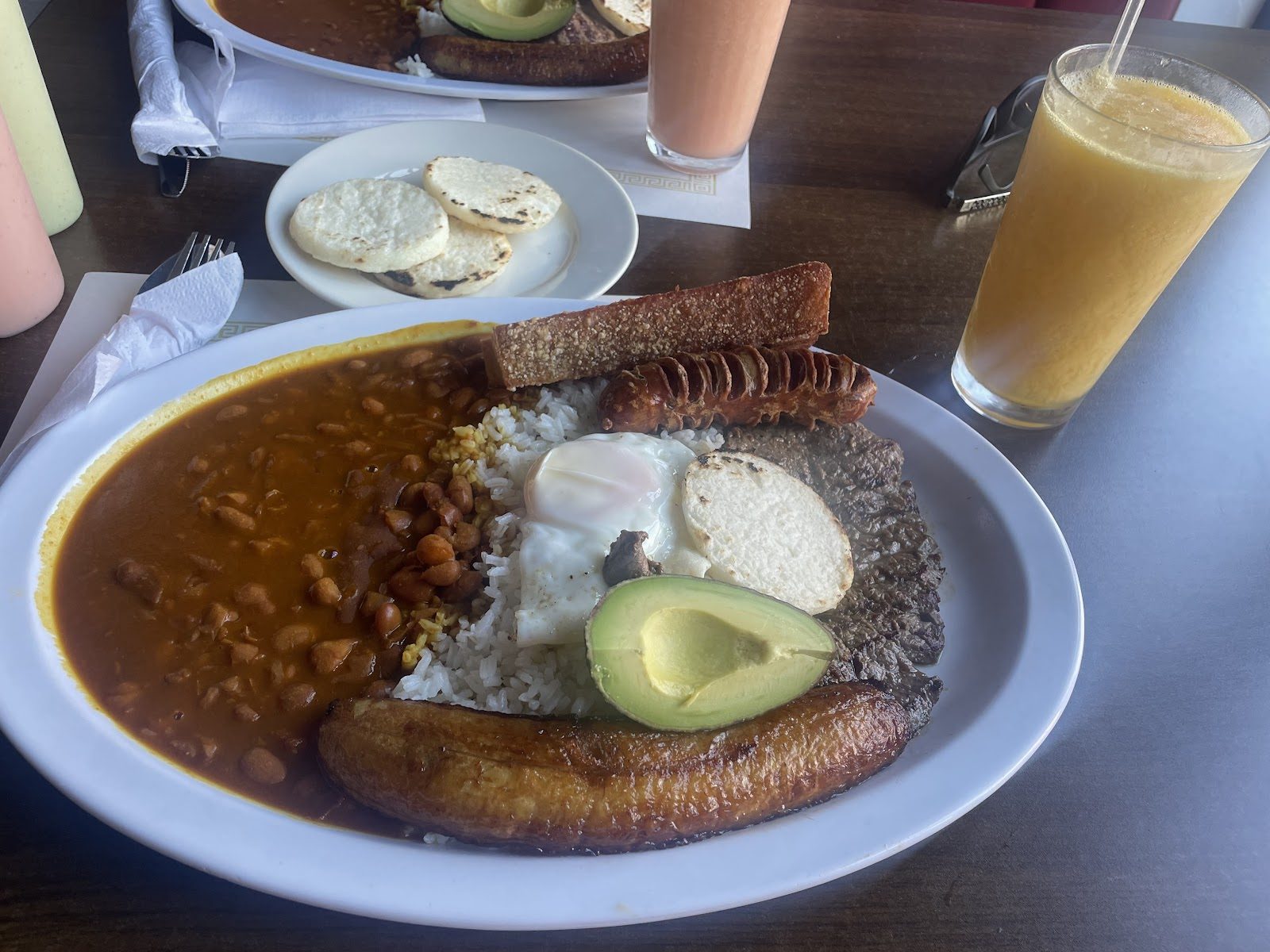 Bandeja with beans, avocado and fresh juice